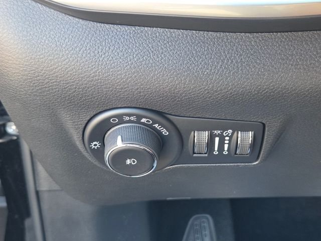 New 2026 Diamond Black Crystal Pearlcoat Jeep Latitude image 27