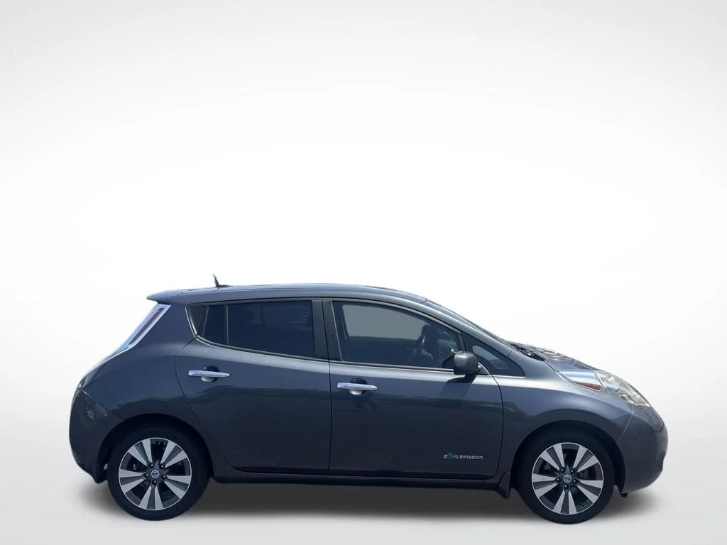 Used 2013 Gray Nissan SL image 3