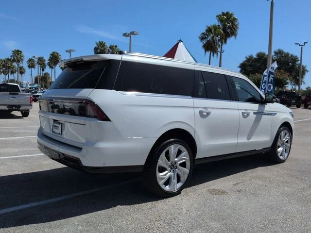 Used 2025 White Lincoln Reserve image 4
