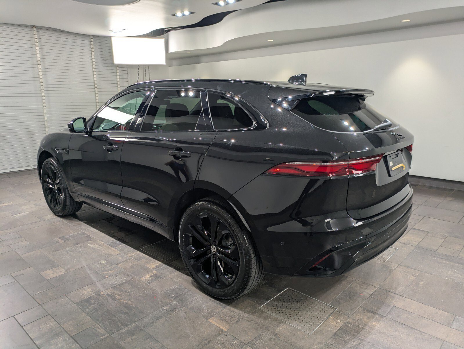 2026 Jaguar F-Pace R-Dynamic S - Photo 4