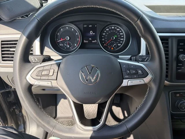 Used 2021 Black Volkswagen 3.6L V6 SE w/Technology image 16