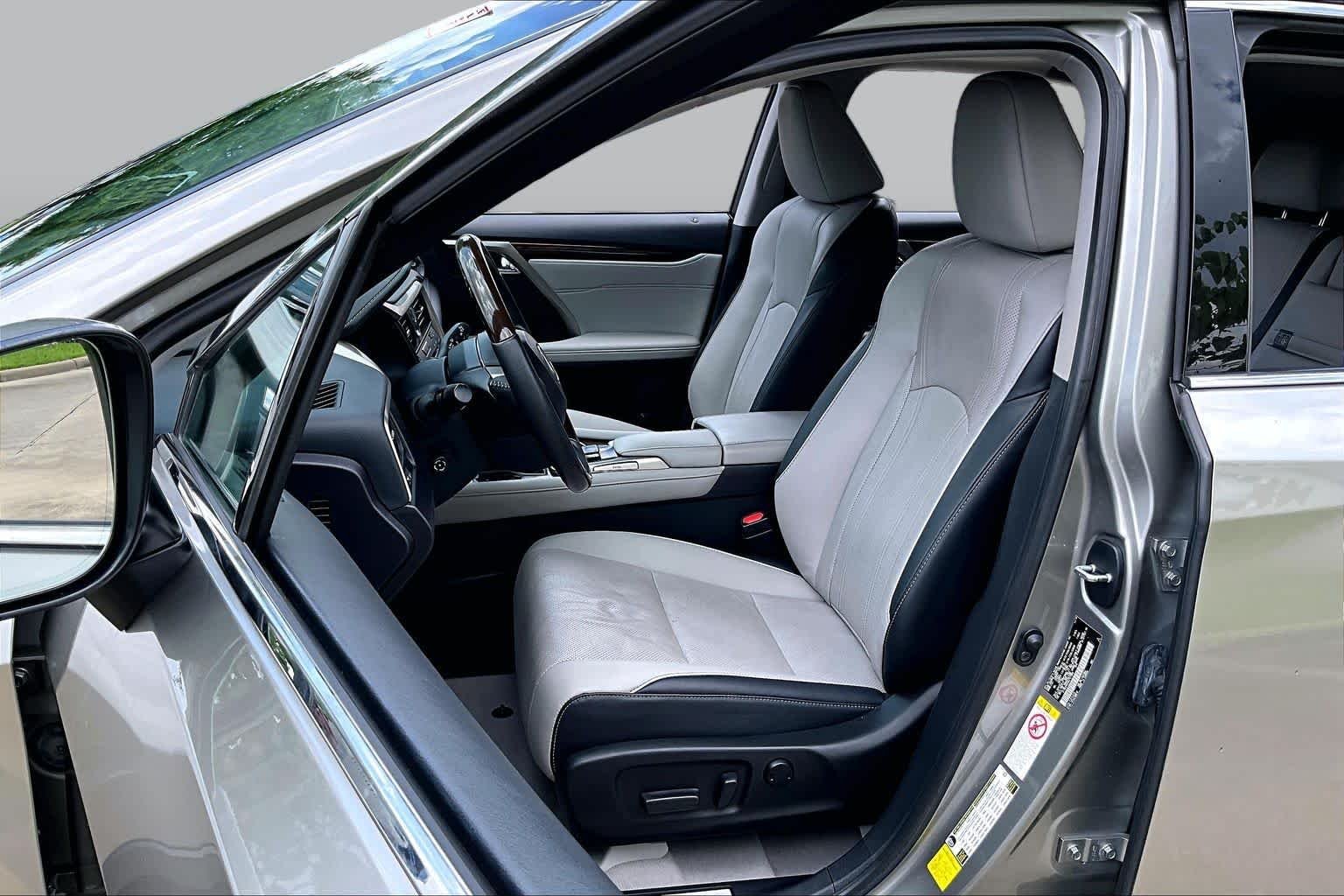 Used 2019 Atomic Silver Lexus  image 7