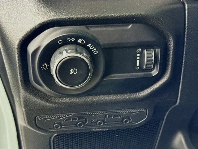 Used 2024  Jeep Sport S image 10
