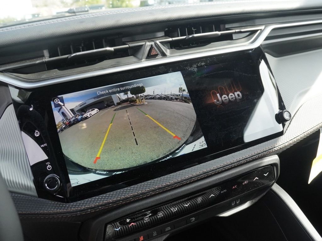 New 2026 Diamond Black Crystal Pearl-Coat Exterior Paint Jeep Limited image 13