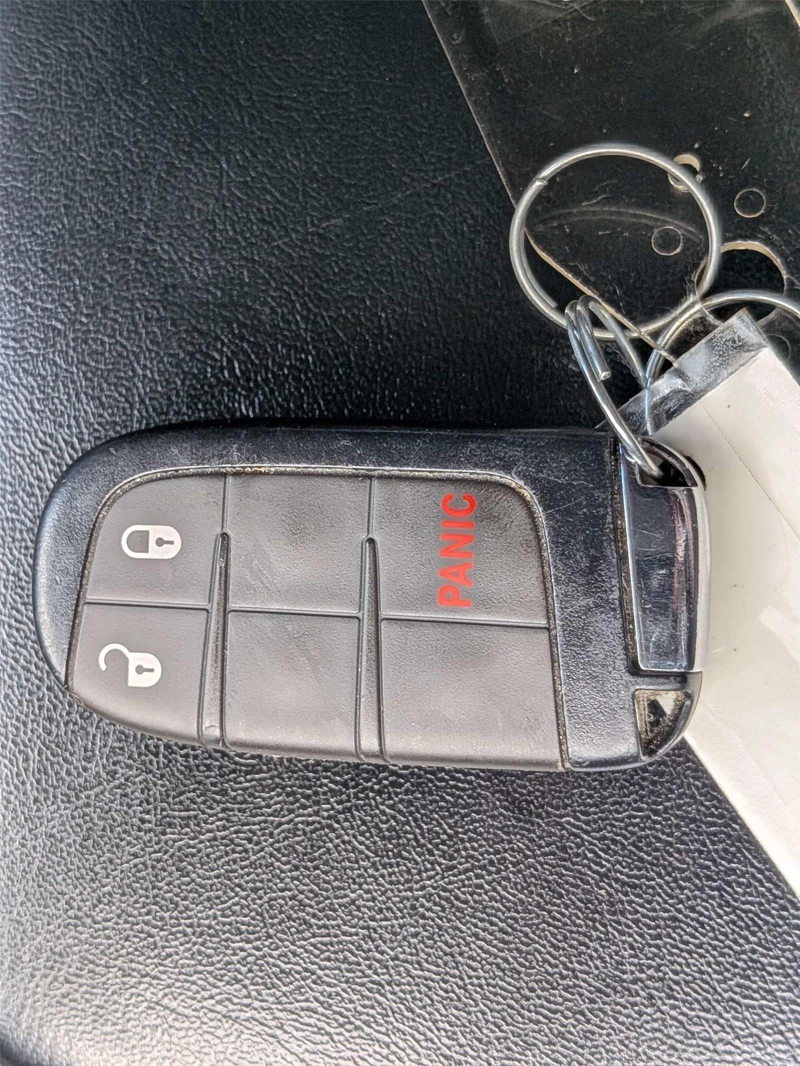 Used 2021  Jeep Latitude image 32