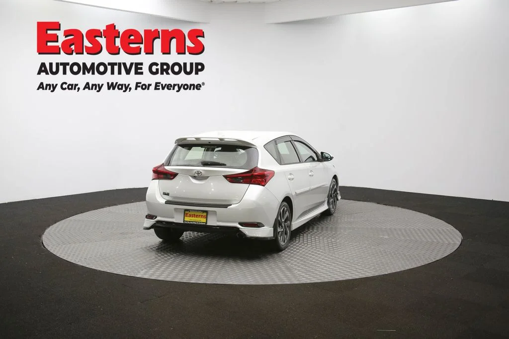 Used 2018 White Toyota Base image 35