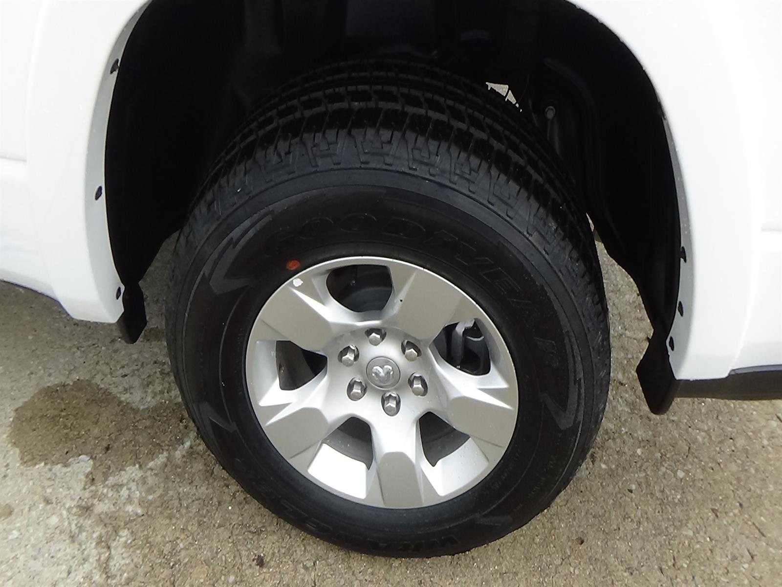 Used 2025 Bright White Clear Coat (pw7) RAM Big Horn image 12