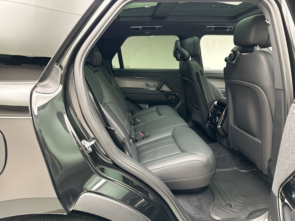 New 2027 Santorini Black Land Rover SE image 7