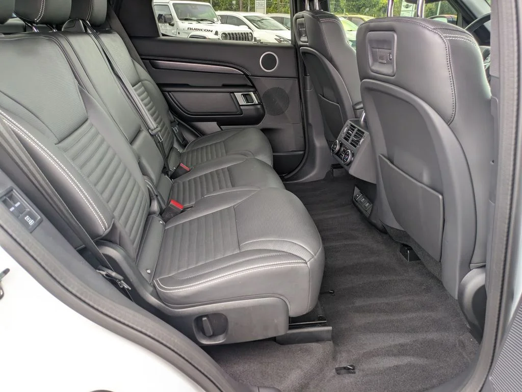 Used 2025 White Land Rover Metropolitan Edition image 23