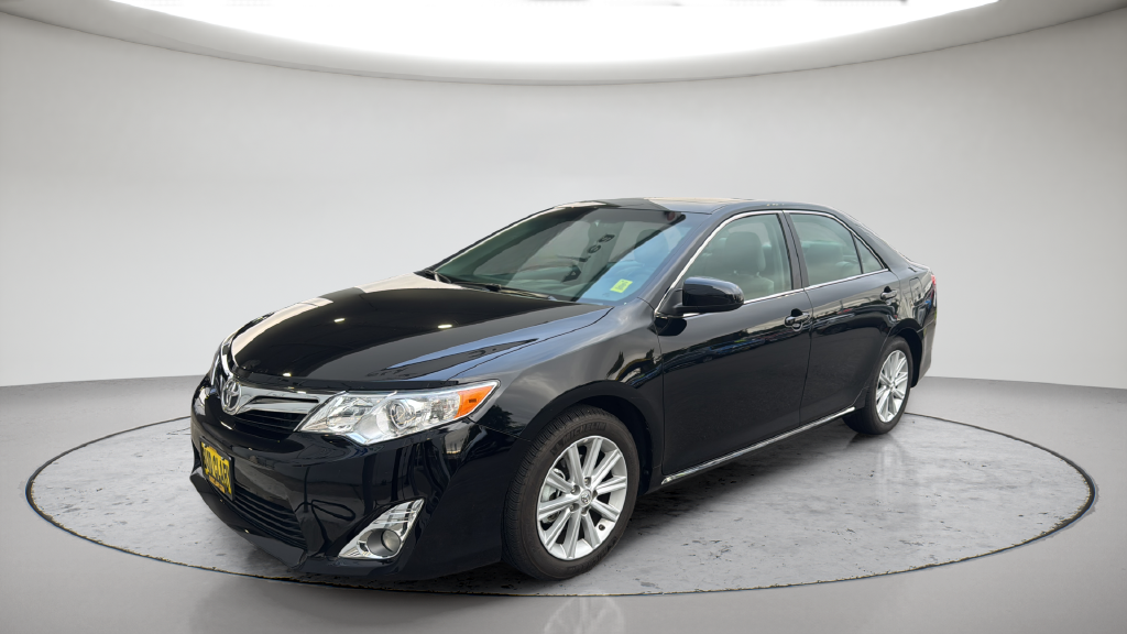 Used 2014 Black Toyota LE image 3