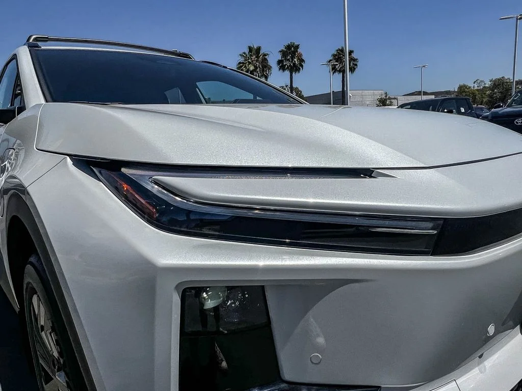 New 2026 Wind Chill Pearl <sup>1</sup> Toyota  SE image 7