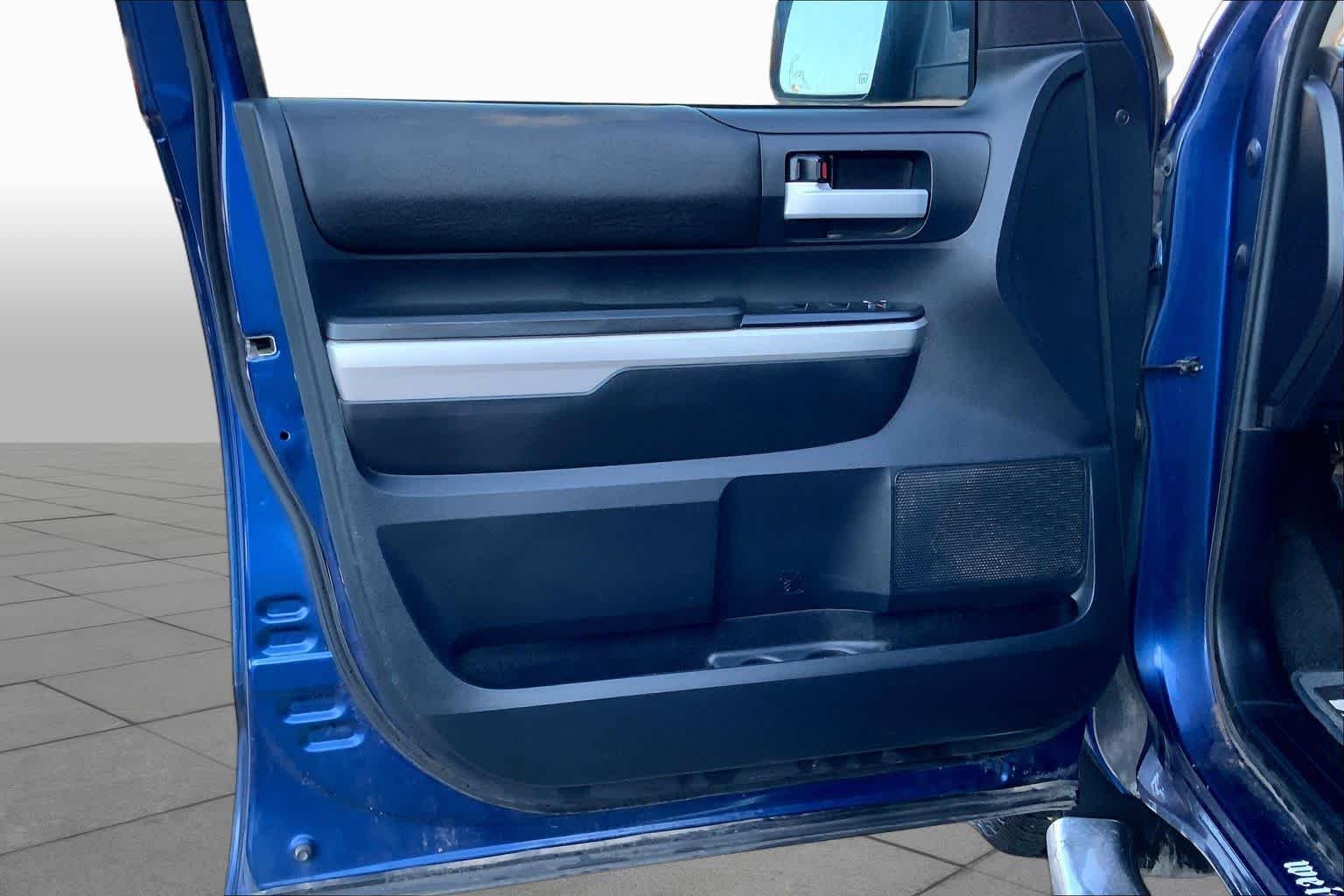 Used 2015 Blue Ribbon Metallic Toyota SR5 image 21