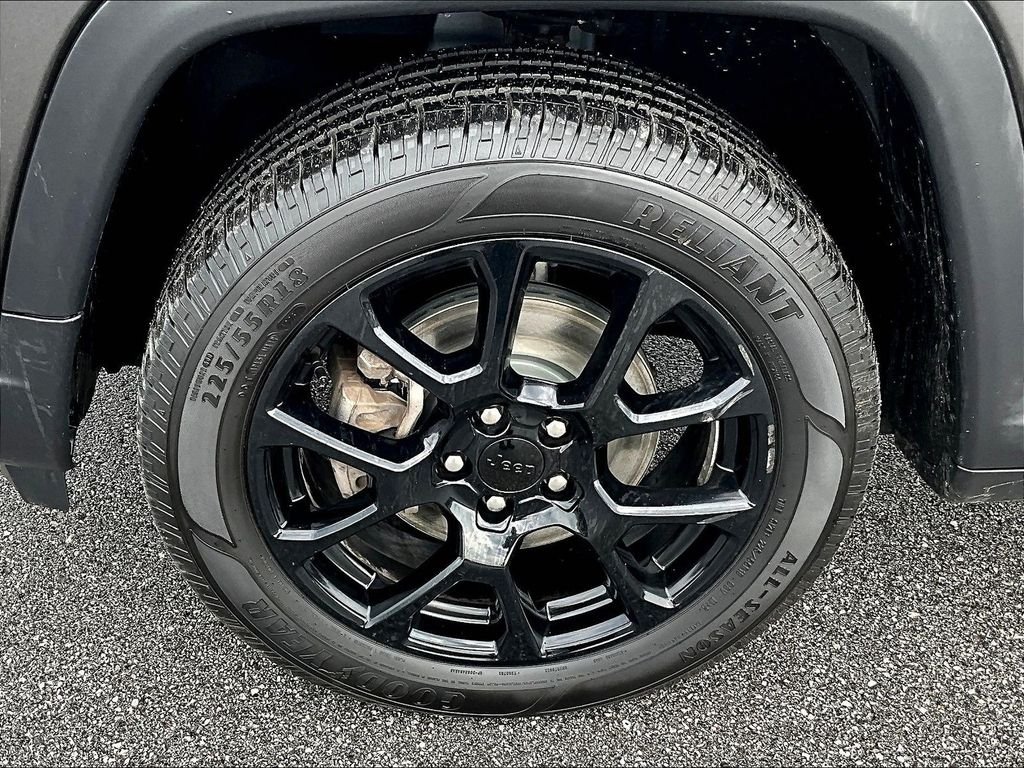 Used 2022 Gray Jeep Latitude image 7