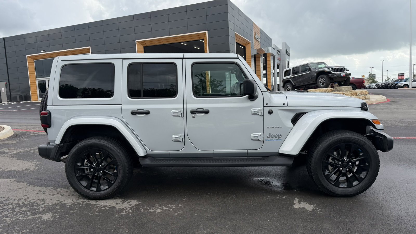 Certified Used 2023 Silver Zynith Clearcoat Jeep Sahara image 4