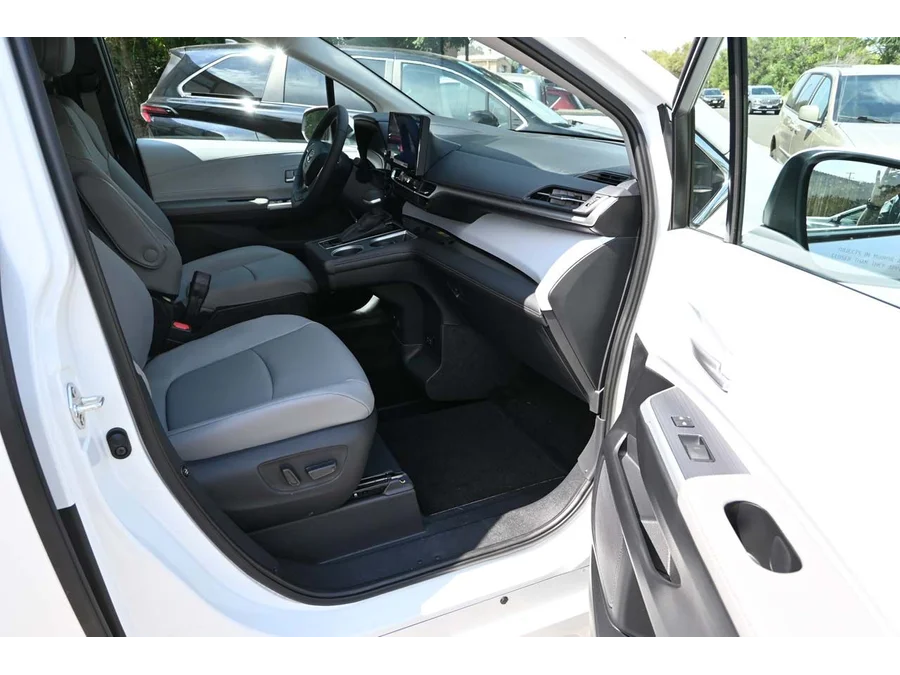 New 2025 WHITE Toyota XLE Mobility Handicap Van image 14