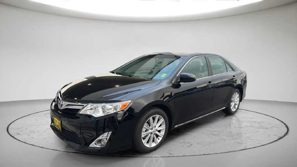 Used 2014 Black Toyota XLE image 3