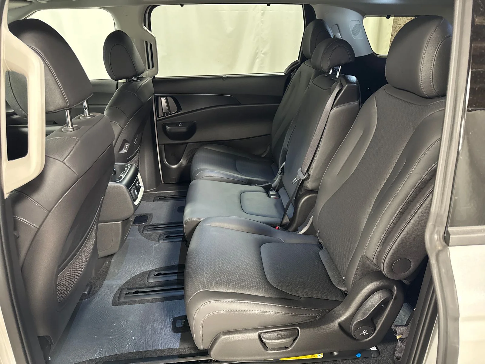 New 2027 Snow White Pearl Kia SX Prestige image 5
