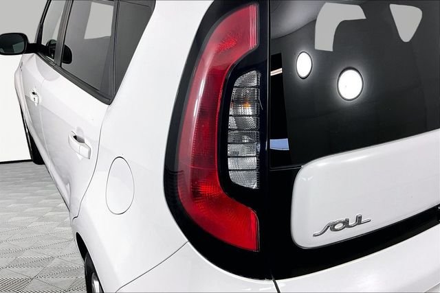 Used 2018 White Kia Plus image 21