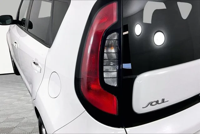 Used 2018 White Kia Plus image 21