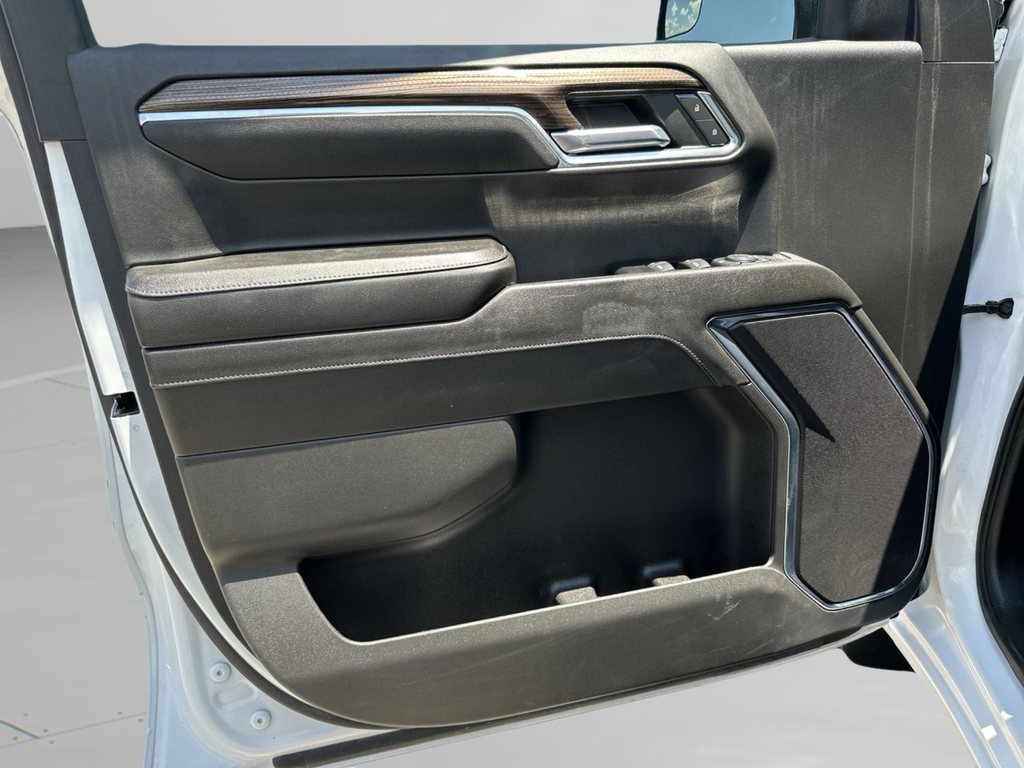 Used 2024 White Chevrolet LT image 37