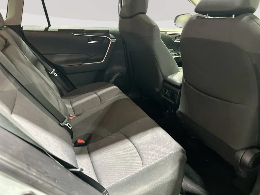 Used 2020  Toyota XLE image 28