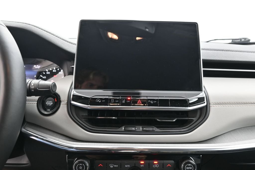 Used 2022 Crystal Metallic Jeep Limited image 10
