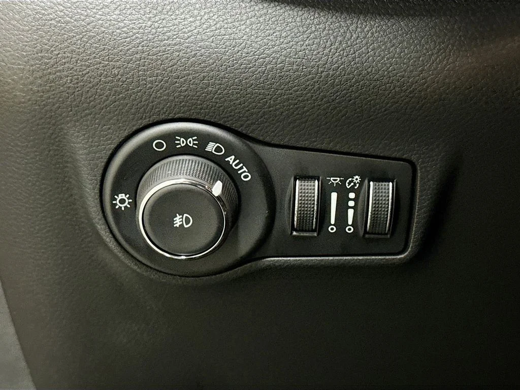 New 2026 Silver Jeep Latitude image 38