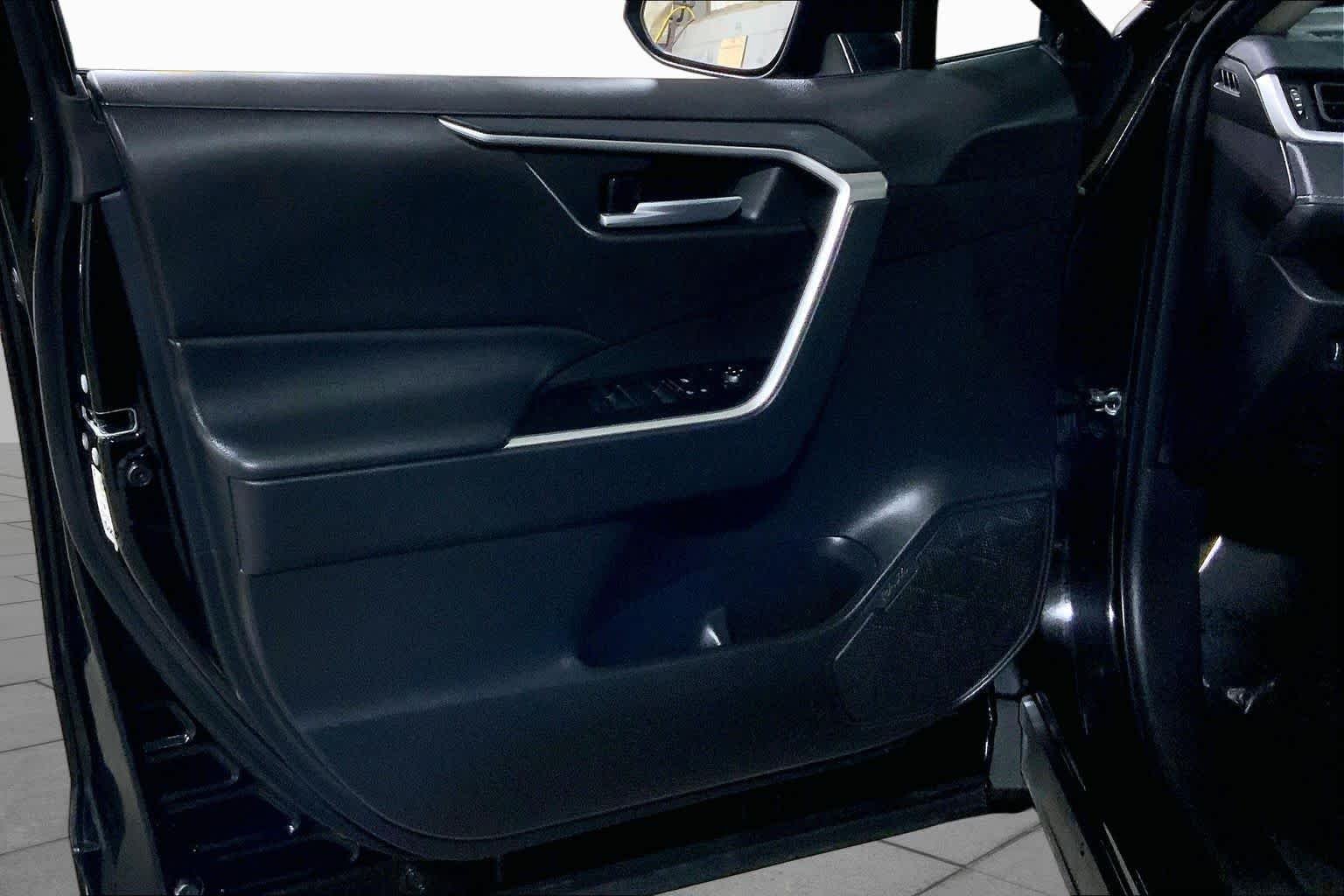 Used 2025 Midnight Black Metallic Toyota XLE image 22