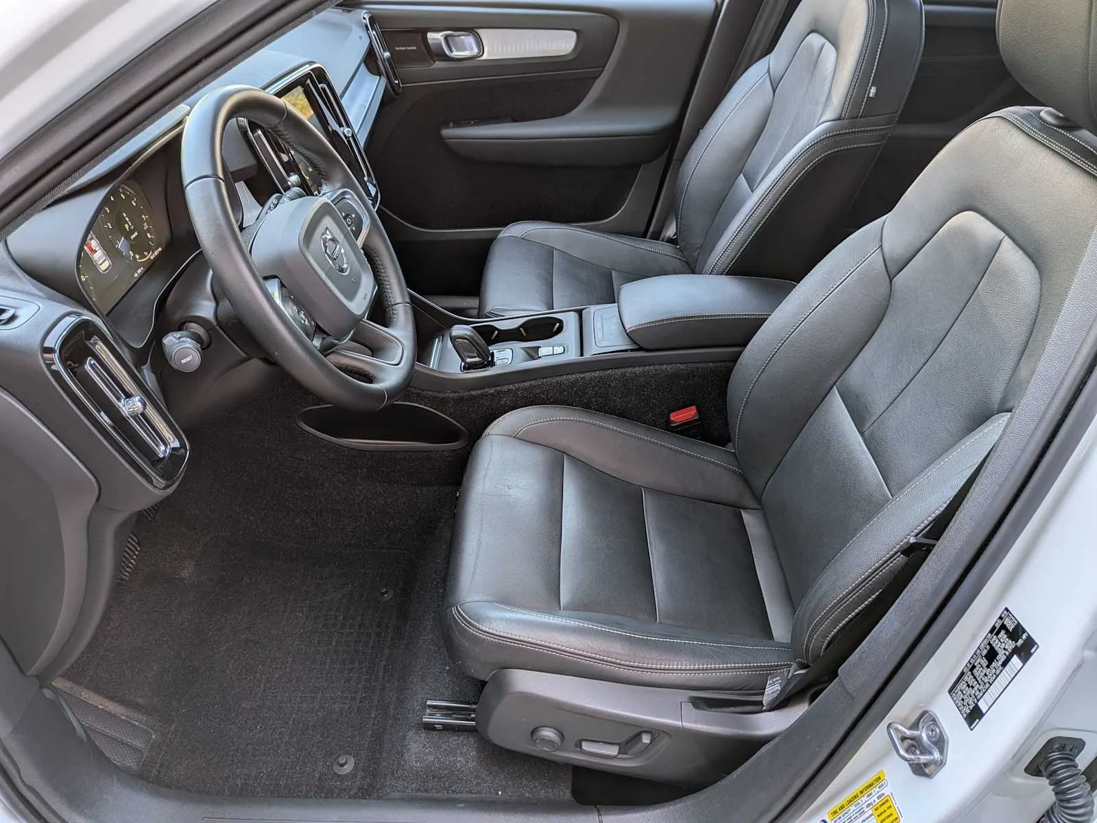 Used 2020 White Volvo Momentum image 11