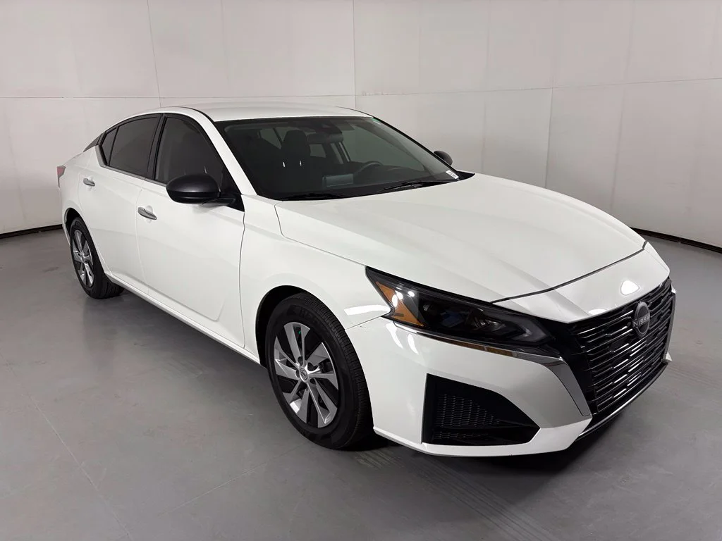 Used 2025 White Nissan 2.5 S image 2