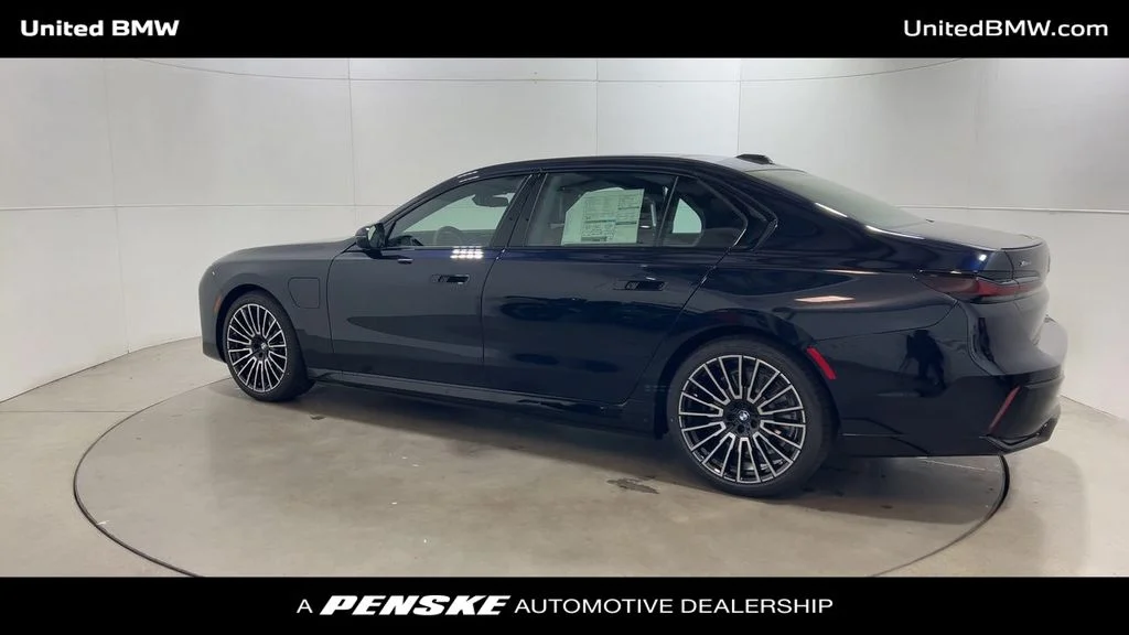 2025 BMW 7 Series 750e - Photo 6