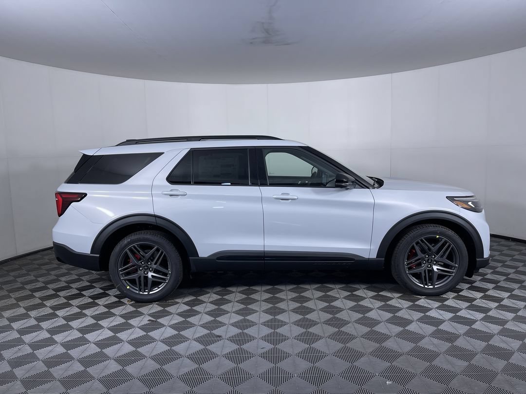 2026 Ford Explorer ST - Photo 10