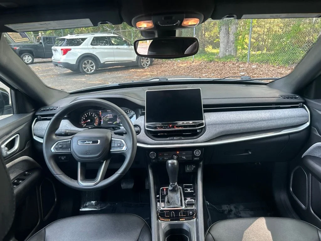 Used 2024 White Jeep Latitude image 29
