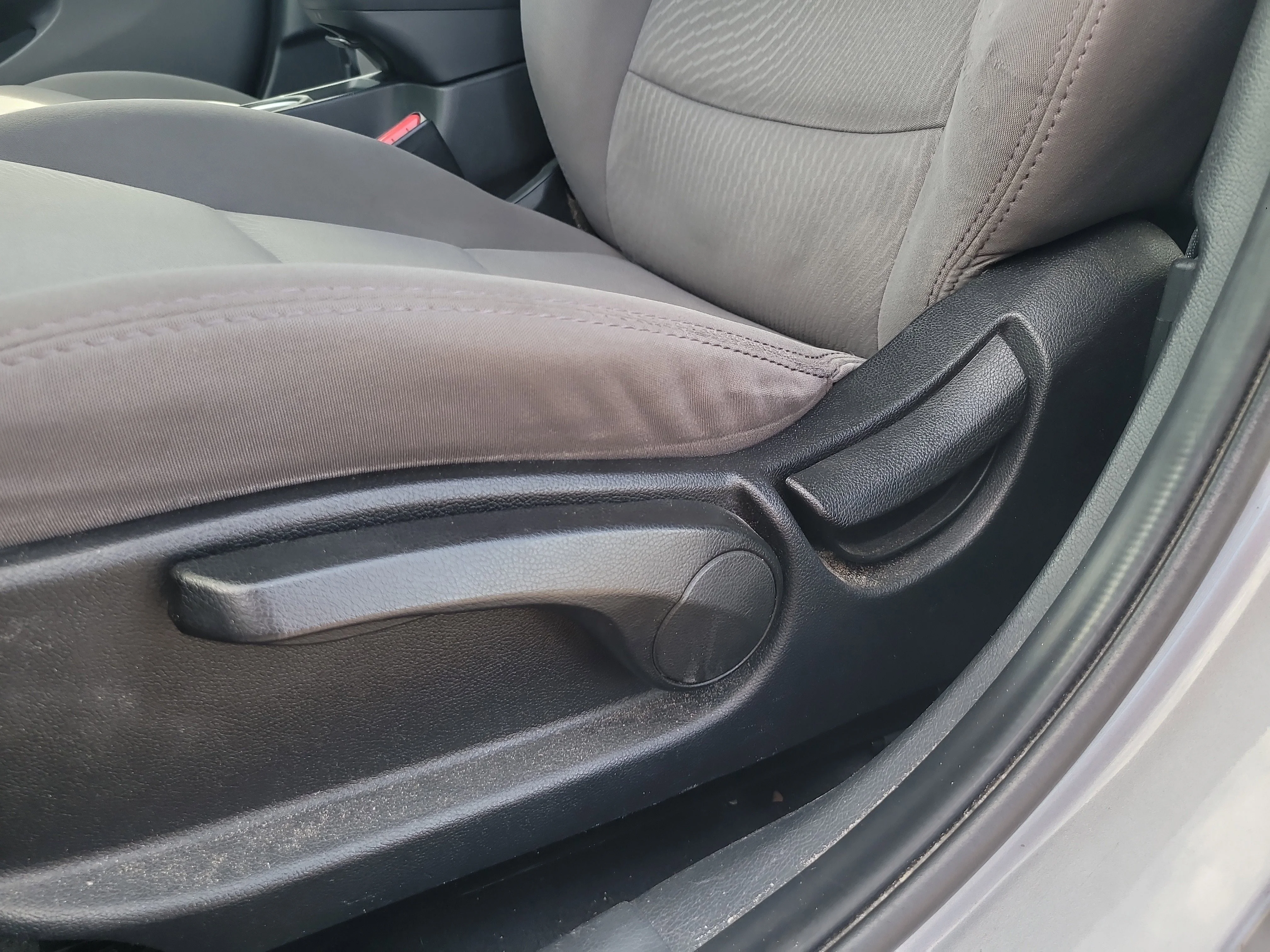 Used 2016 Shale Gray Metallic Hyundai SE image 17