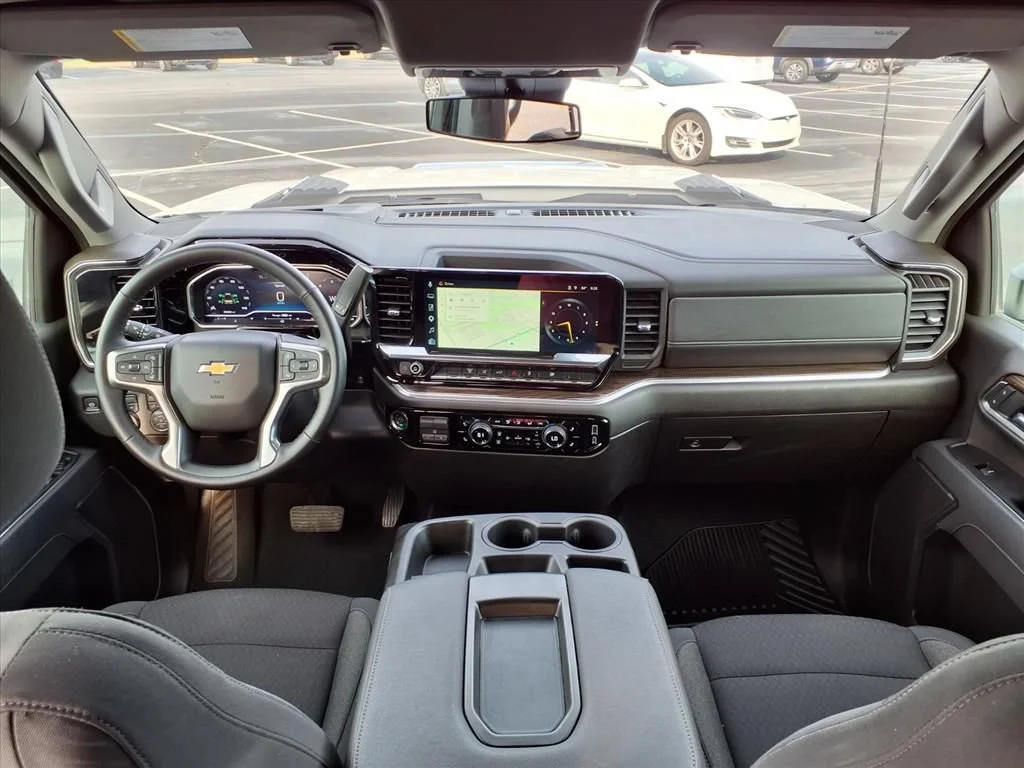 Used 2025 Summit White Chevrolet LT image 25