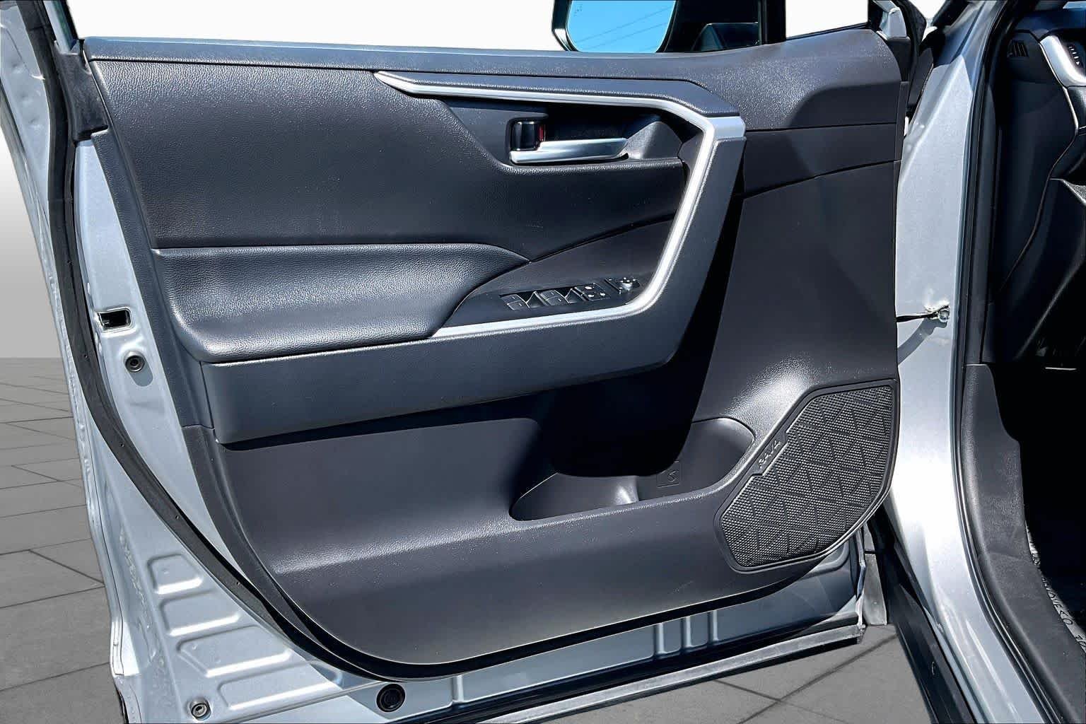 Used 2025 Silver Sky Metallic Toyota XLE image 22