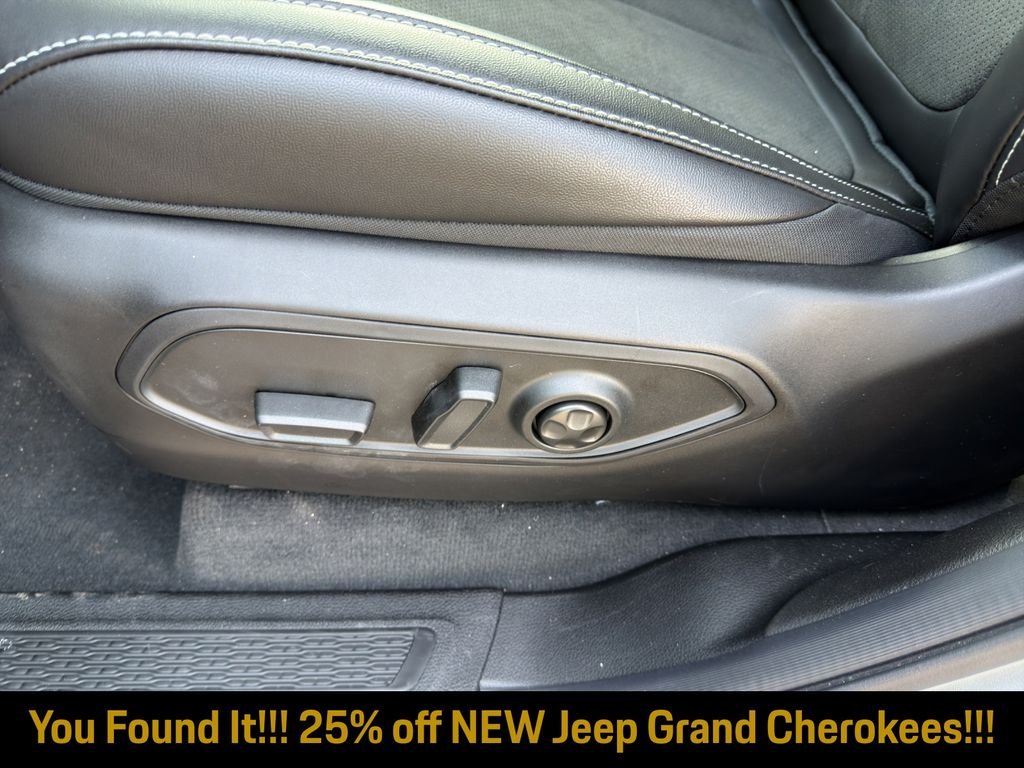 New 2026 Silver Zynith Exterior Paint Jeep Altitude image 10