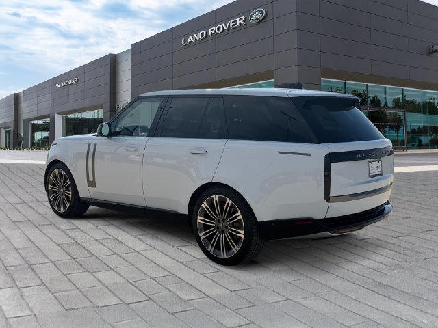Used 2023 White Land Rover SE image 3