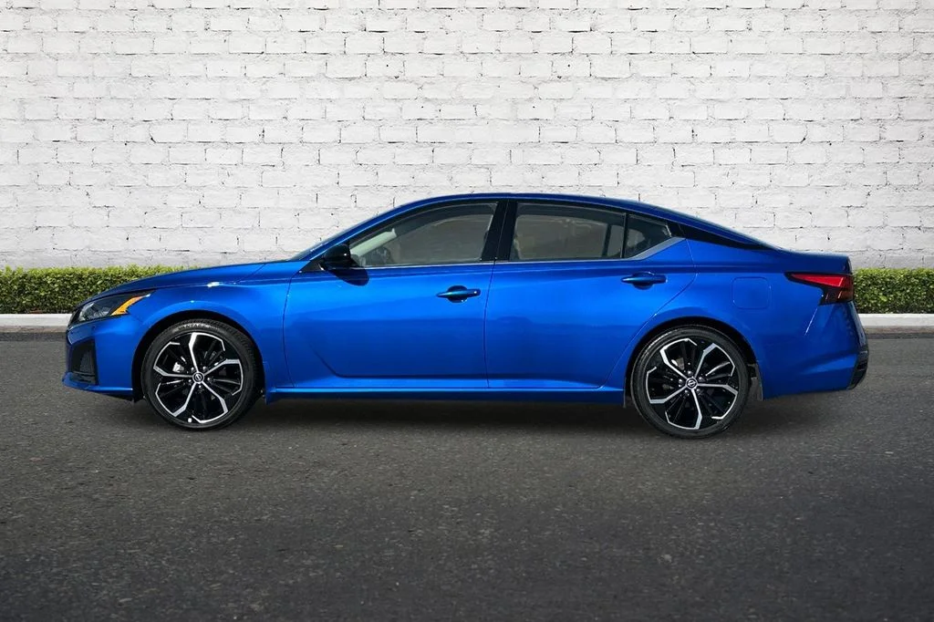 2025 Nissan Altima SR - Photo 7