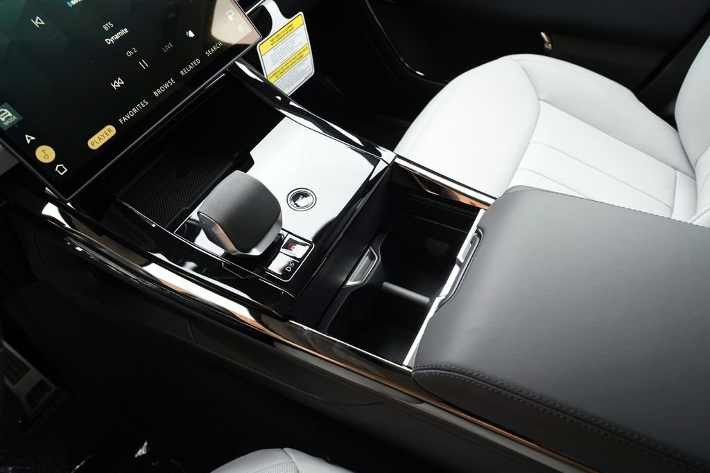 New 2026 Fuji White Land Rover Dynamic SE image 31