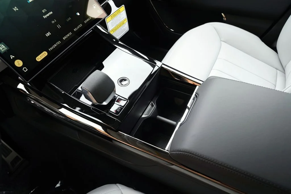 New 2026 Fuji White Land Rover Dynamic SE image 31