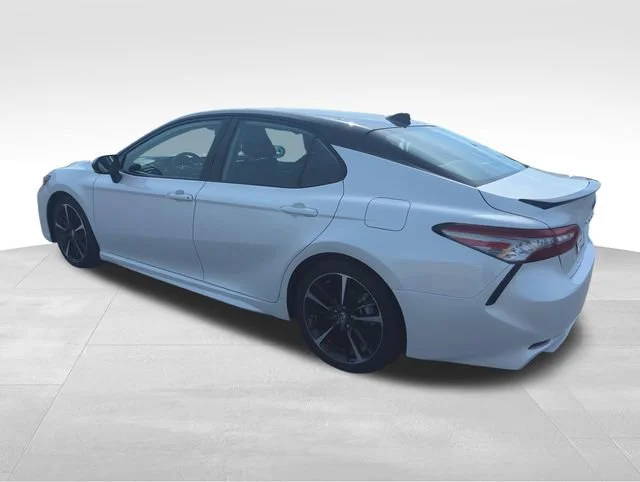 Used 2019 Off-white Toyota XSE V6 image 3