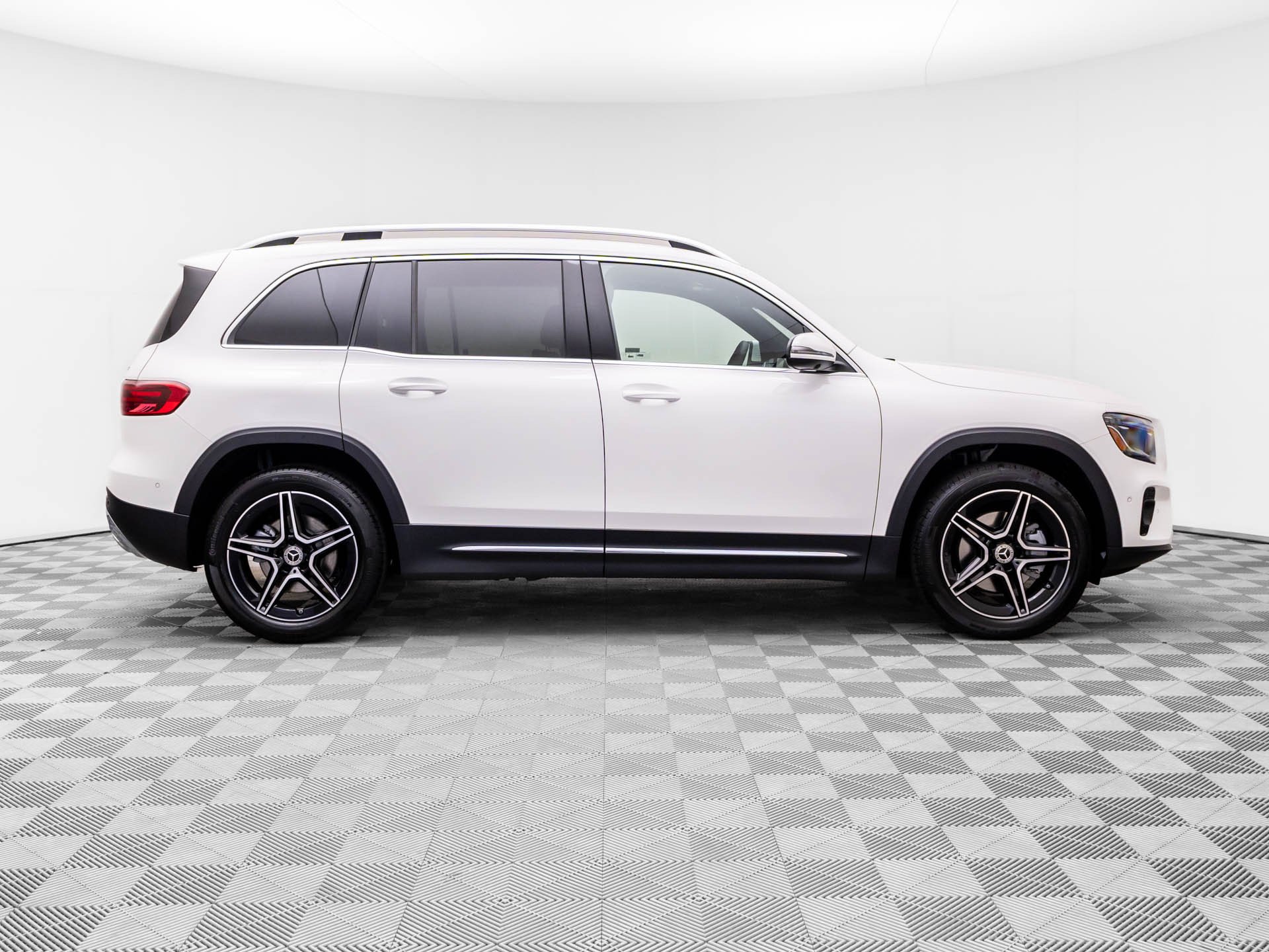 New 2026 White Mercedes-Benz GLB 250 image 47
