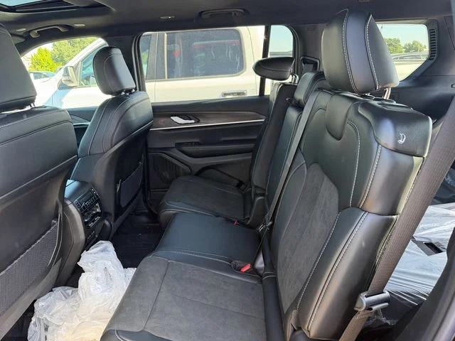New 2026 Diamond Black Crystal Pearl-Coat Exterior Paint Jeep Altitude image 26