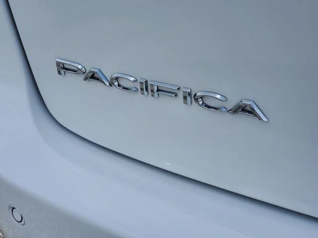Used 2025 Bright White Clearcoat Chrysler Select image 30