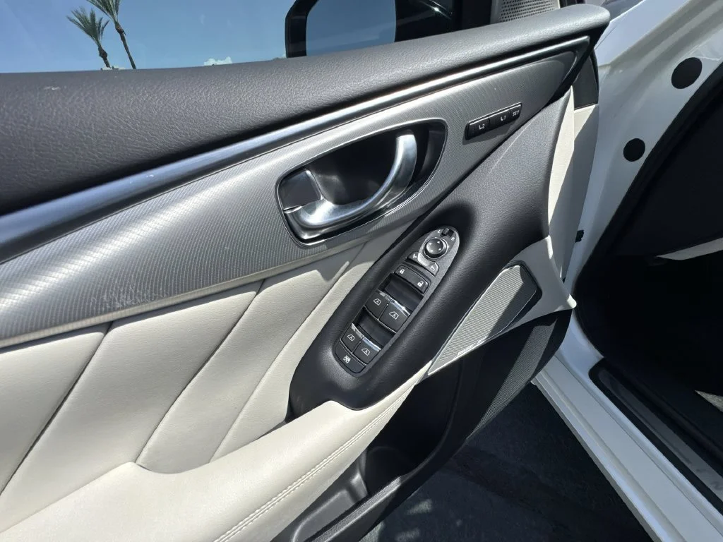 Used 2023 White INFINITI LUXE image 23