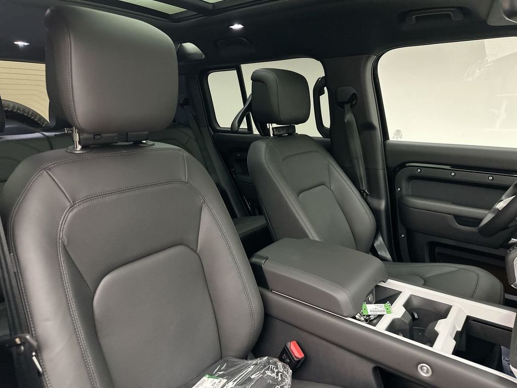 New 2026 Santorini Black Land Rover X-Dynamic SE image 6