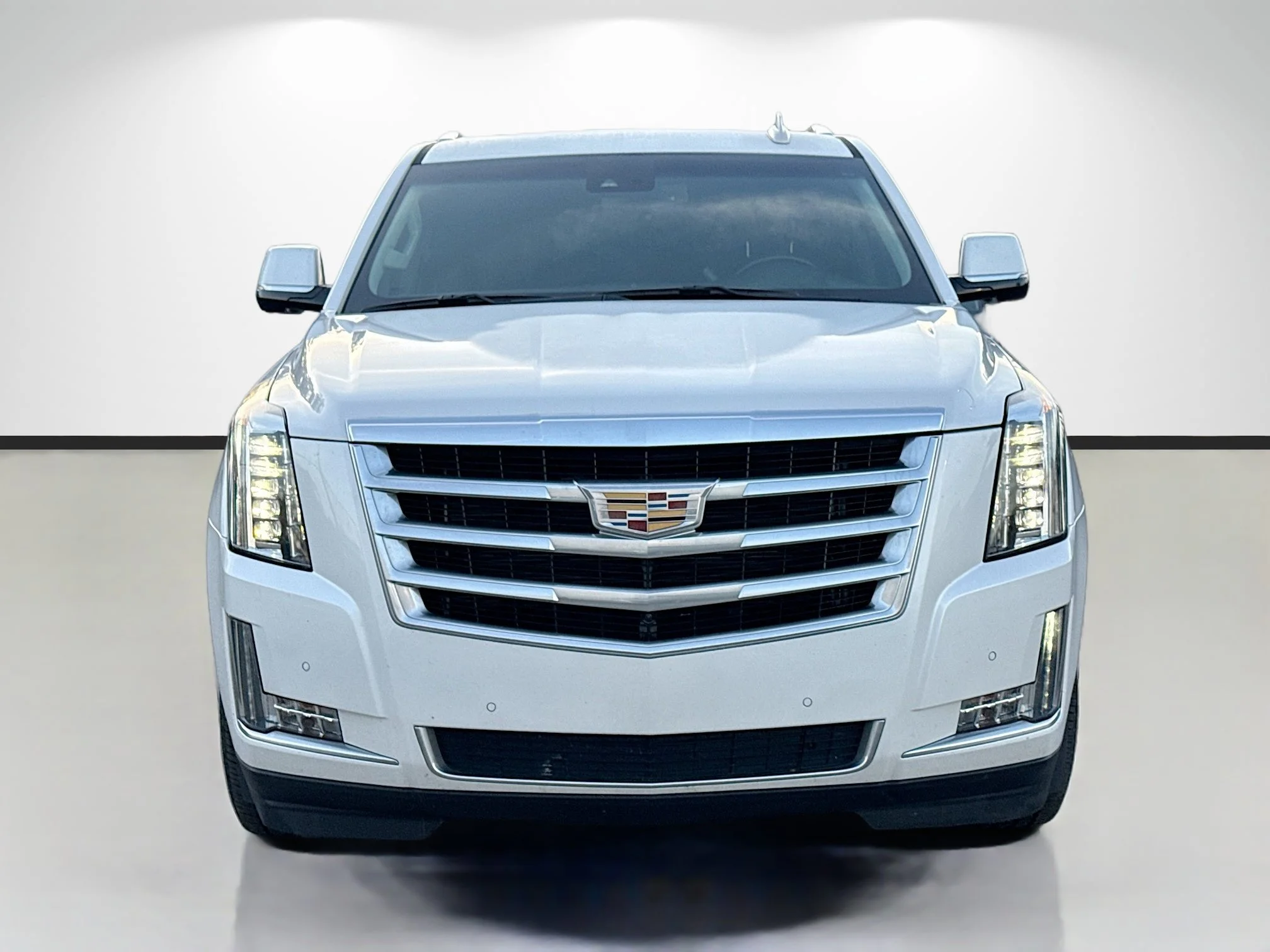 Used 2016 Crystal White Tricoat Cadillac Luxury Collection image 8
