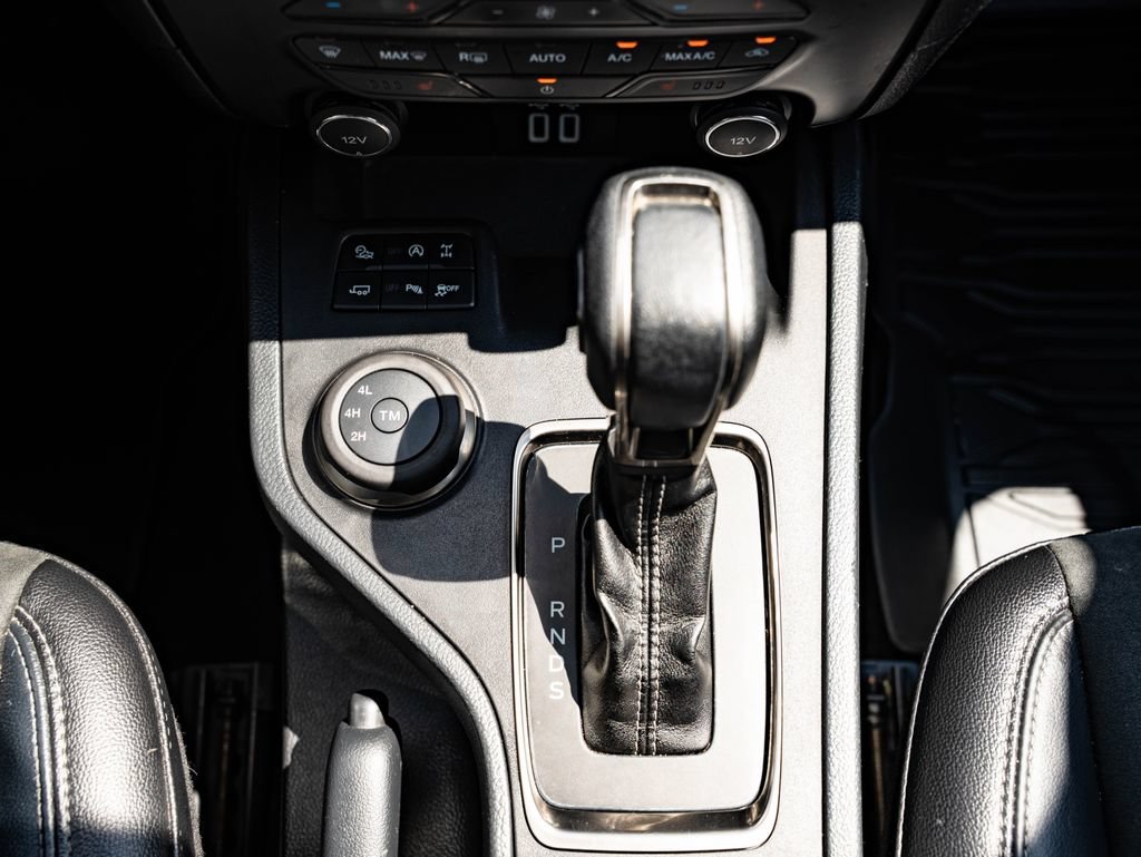 Used 2021 Cactus Gray Ford Lariat image 39