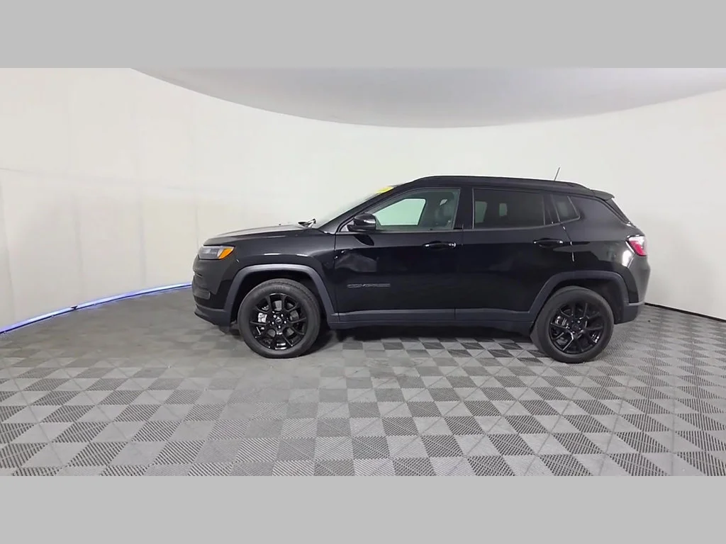 New 2026 Diamond Black Crystal Pearl-Coat Exterior Paint Jeep Latitude Altitude image 35